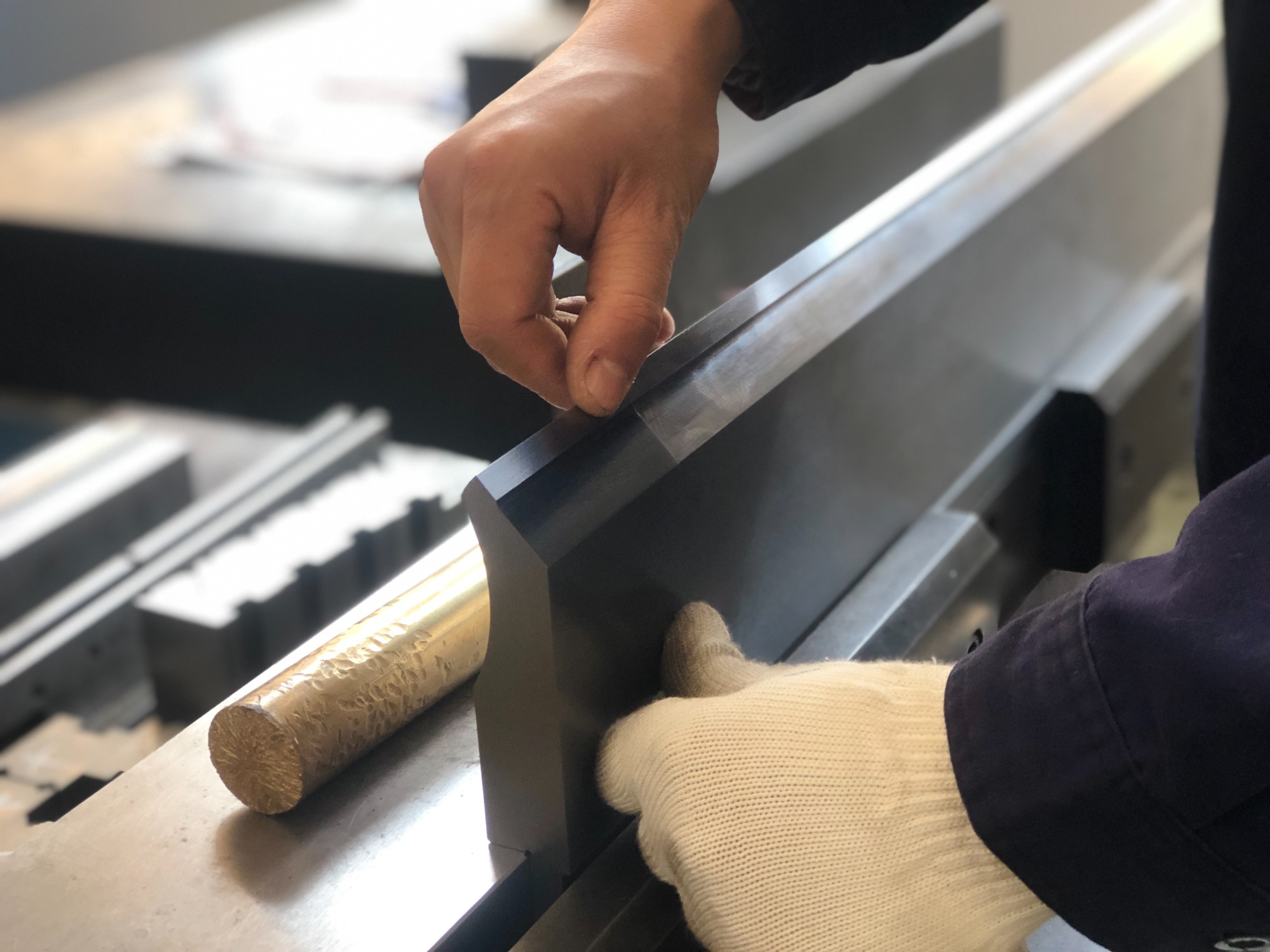 Mastering the Bend: What are the 3 Crucial Tooling Factors Affecting Accuracy?